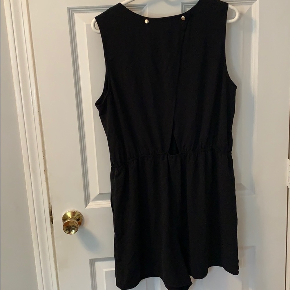 Keyhole/open back Romper - Picture 3 of 4